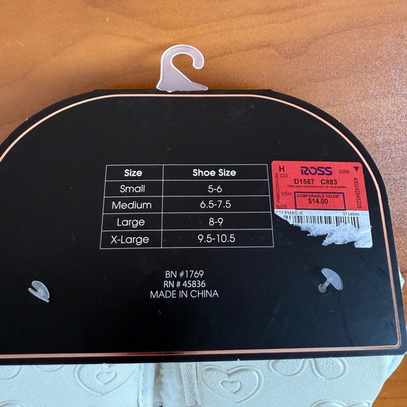 SALE Lola Women's Fuzzy Slippers White Crossover Pink Star Size‎ Medium - Picture 2 of 4